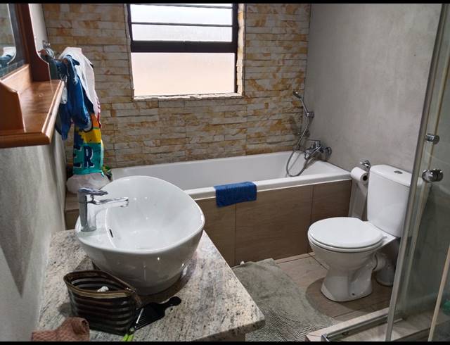 3 BEDROOM DUET TO LET IN HILLSIDE
